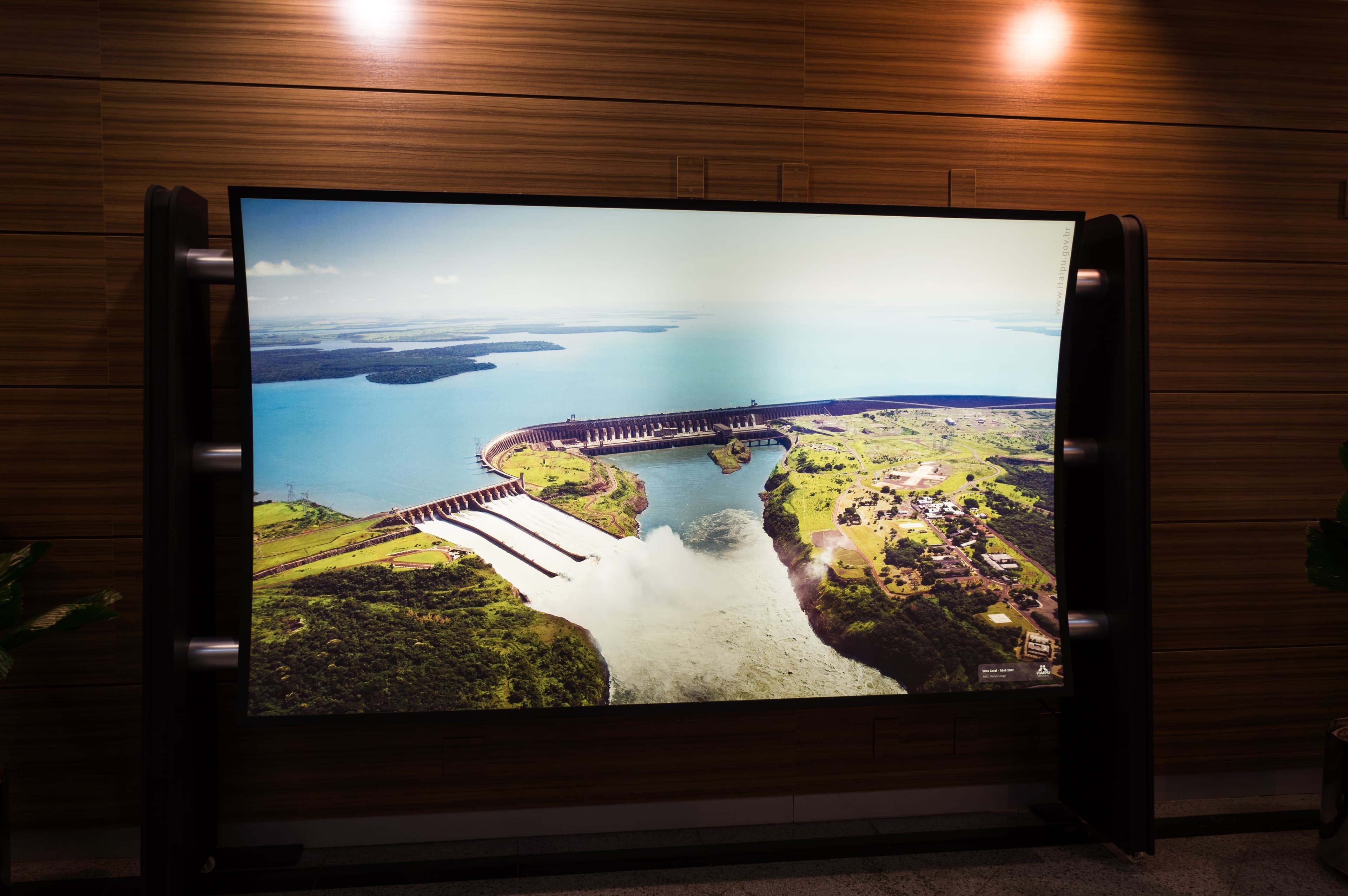 O que é a Usina de Itaipu e por que ela é binacional?