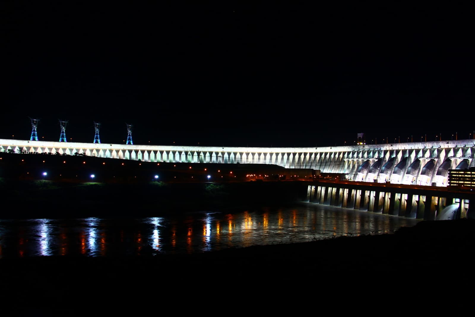 Itaipu Iluminada: que dias e horários dá pra visitar a barragem à noite?